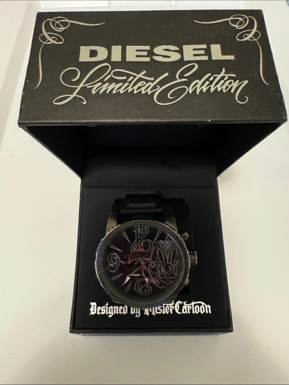 Mister Cartoon. Diesel Men's Black Watch with Subtle Red Dial Accents